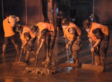 广西柳州：洪峰过后洪水渐退 上千军民连夜展开清淤工作