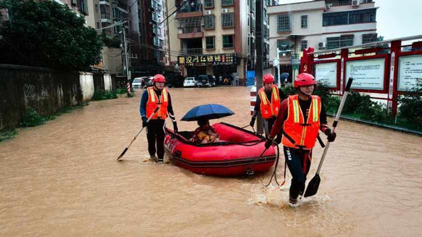 广东龙门消防暴雨中成功救出三名老人