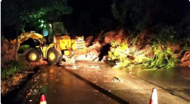 强降雨致福建龙岩多条道路中断 客运列车停运