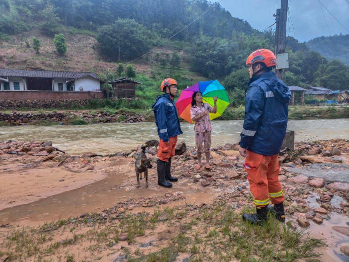 40名“火焰蓝”冒雨挺进闽西失联山村 疏散转移300余人