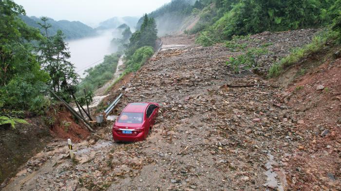 车辆被突发泥石流掩埋 广西公路部门紧急施救保畅通