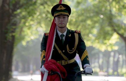 黄尔诺：我为国家护国旗！