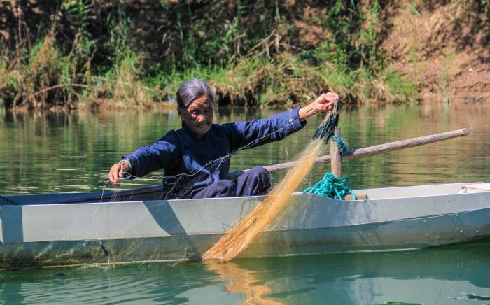 广西百岁渔家女：传统打渔变手艺表演 日子越过越有奔头